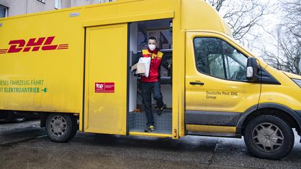 Mit dem DHL-Paketboten unterwegs.