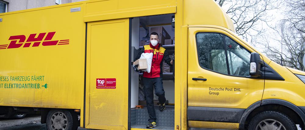 Mit dem DHL-Paketboten unterwegs.