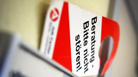 Ein Schild mit der Aufschrift "Beratung - Bitte nicht stören" in einem Berliner Jobcenter. Die Beraterinnen und Berater kehren langsam zurück in Ihre Büros.