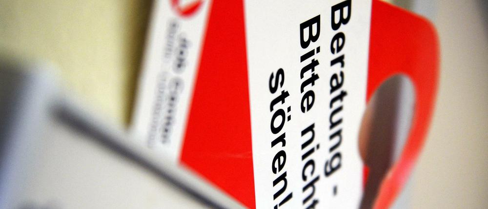 Ein Schild mit der Aufschrift "Beratung - Bitte nicht stören" in einem Berliner Jobcenter. Die Beraterinnen und Berater kehren langsam zurück in Ihre Büros.