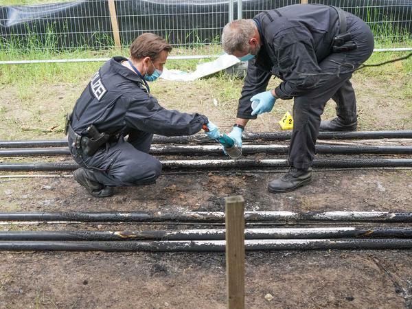 Beamte der Spurensicherung sichern nach einem Brand Spuren an einem Starkstromkabel in der Nähe der Tesla-Baustelle.