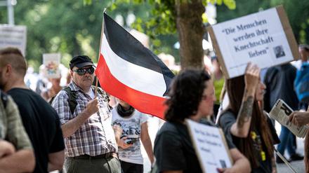 Trotz Verbots der "Querdenken"-Demo in Berlin rechnet die Polizei an Pfingsten mit Andrang.