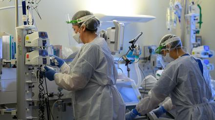 Überbelastet und unterbezahlt war das Pflegepersonal schon vor der Pandemie. - hier Intensivkrankenschwestern auf einer Intensivstation in Sachsen.