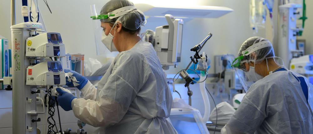Überbelastet und unterbezahlt war das Pflegepersonal schon vor der Pandemie. - hier Intensivkrankenschwestern auf einer Intensivstation in Sachsen.