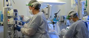 Überbelastet und unterbezahlt war das Pflegepersonal schon vor der Pandemie. - hier Intensivkrankenschwestern auf einer Intensivstation in Sachsen.