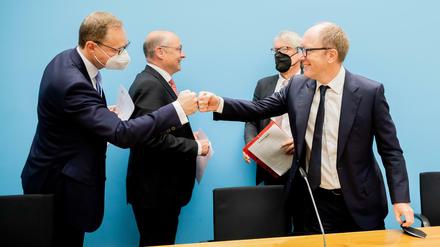 Handelseinig: Berlins Regierender Bürgermeister Michael Müller (SPD, links) und Deutsche Wohnen Vorstand Michael Zahn.