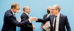 Handelseinig: Berlins Regierender Bürgermeister Michael Müller (SPD, links) und Deutsche Wohnen Vorstand Michael Zahn.