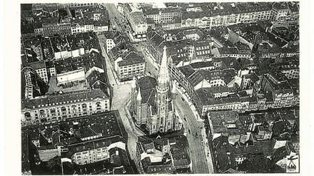 Die 1964 abgerissene Petrikirche, fotografiert um 1920. Rechts die noch gekrümmte Gertraudenstraße.