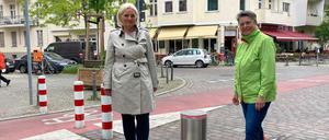 Verkehrssenatorin Regine Günther und und Bezirksbürgermeisterin Monika Herrmann (beide Grüne) am versenkbaren Poller in der Körtestraße in Kreuzberg.