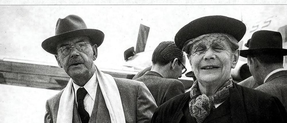 Stippvisite in Europa. Der US-Emigrant Thomas Mann und seine Frau im Juni 1949 am Flughafen in Zürich. Vier Jahre später ließ er sich dauerhaft in der Schweiz nieder.