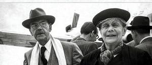 Stippvisite in Europa. Der US-Emigrant Thomas Mann und seine Frau im Juni 1949 am Flughafen in Zürich. Vier Jahre später ließ er sich dauerhaft in der Schweiz nieder.
