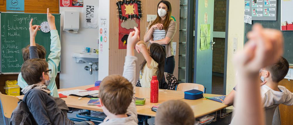 Kinder und Lehrerin im Unterricht (Symbolbild).