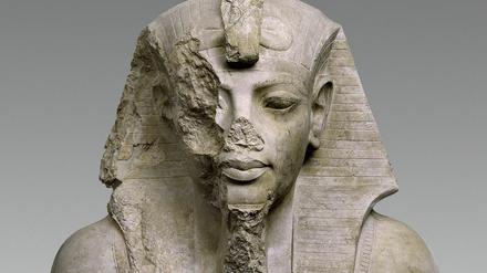 Eine teilweise beschädigte Statue zeigt das Bildnis eines jungen Pharao.