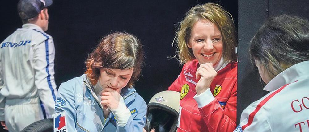 Boxenstopp. Szene mit Jeremy Mockridge, Astrid Meyerfeldt, Katrin Wichmann und Sophie Rois. Foto: Arno Declair