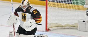 Der Puck fliegt vorbei an Mathias Niederberger aus Deutschland ins Tor. 