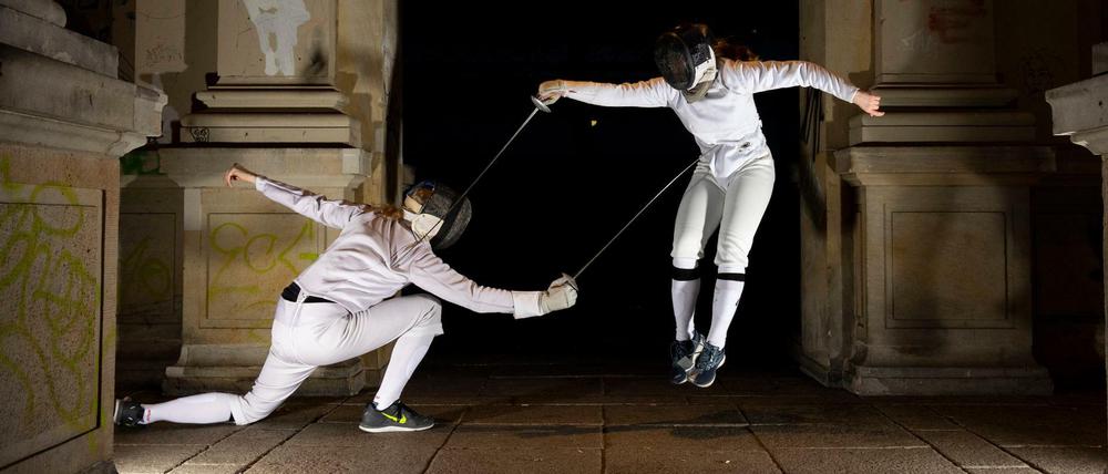 Unter den Königskolonnade im Kleistpark fechten Carolyn Schwab und Vincent Thormälen. Sie haben ein pragmatisches Verhältnis zu dem besonderen Ort.