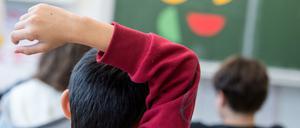 Ein Schüler meldet sich während einer Mathestunde im Präsenzunterricht. In Berlin sollen die Schüler erst nach den Ferien vollständig in die Klassen zurückkehren.
