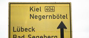Ein Straßenschild weist in Richtung des Ortes Negernbötel im Landkreis Segeberg. Die Grüne Jugend Segeberg möchte den Namen des Dorfes ändern.