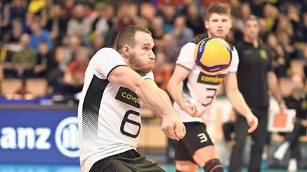 Auch die Volleys-Spieler Denys Kaliberda (vorne) und Ruben Schott in den nächsten fünf Wochen dabei.