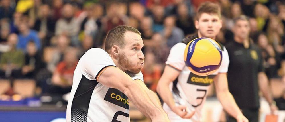 Auch die Volleys-Spieler Denys Kaliberda (vorne) und Ruben Schott in den nächsten fünf Wochen dabei.