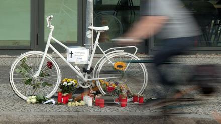 Weiße Geisterräder erinnern in Berlin an im Straßenverkehr gestorbene Radfahrer. 