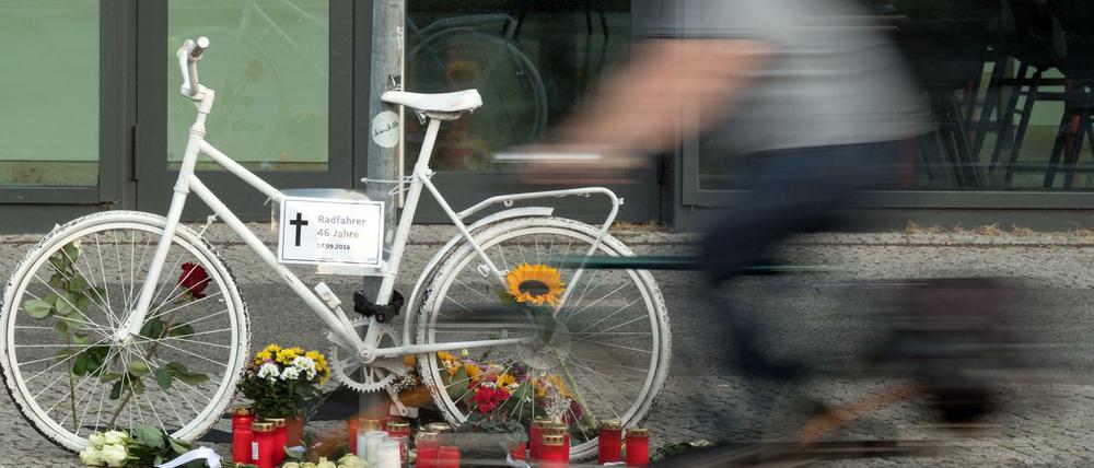 Weiße Geisterräder erinnern in Berlin an im Straßenverkehr gestorbene Radfahrer. 