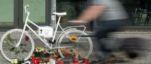 Weiße Geisterräder erinnern in Berlin an im Straßenverkehr gestorbene Radfahrer. 