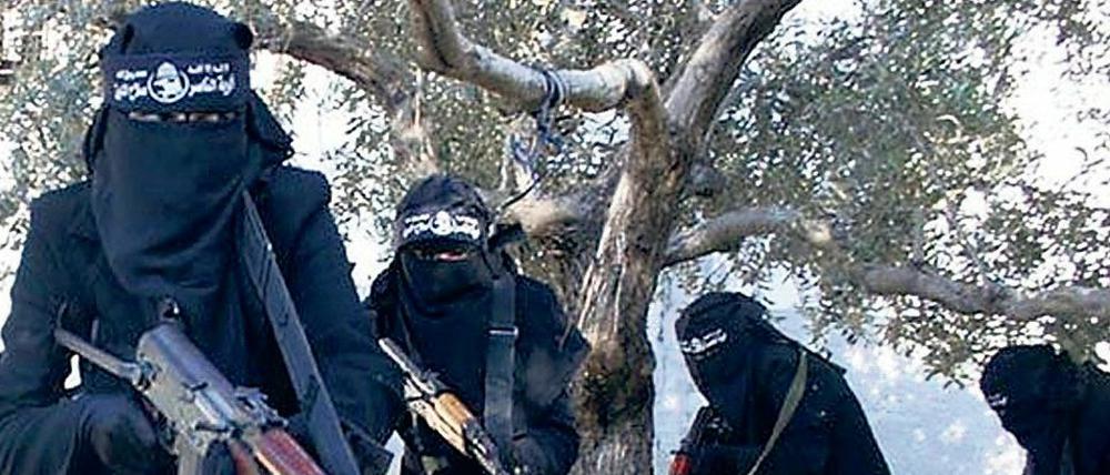 Fanatisch bis in den Tod. Kämpferinnen in einem Propagandavideo der Terrormiliz IS. Viele Frauen setzten ihre Kinder dem Horror des heiligen Krieges aus