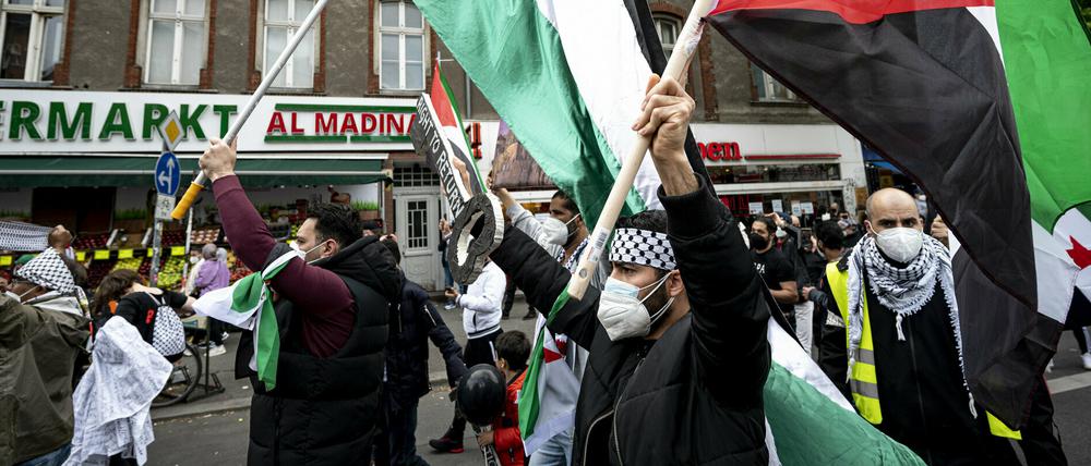 Teilnehmer einer propalästinensischen Demonstration am 15. Mai in Neukölln. 