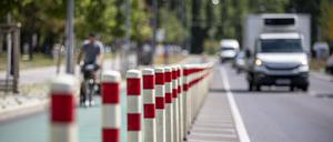 Ein Fahrradfahrer fährt auf einem durch Poller geschützten Radweg. Ähnlich soll das auch bald in der Neuköllner Hermannstraße aussehen.