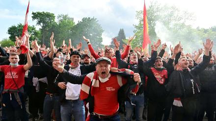 Fans von Union feiern vor dem Balkon, auf dem die Mannschaft steht, den Sieg. Der Hauptstadt-Club gewann 2:1 (0:0) gegen RB Leipzig und sicherte sich mit dem siebten Platz in der Fußball-Bundesliga die Teilnahme an der neuen Conference League.
