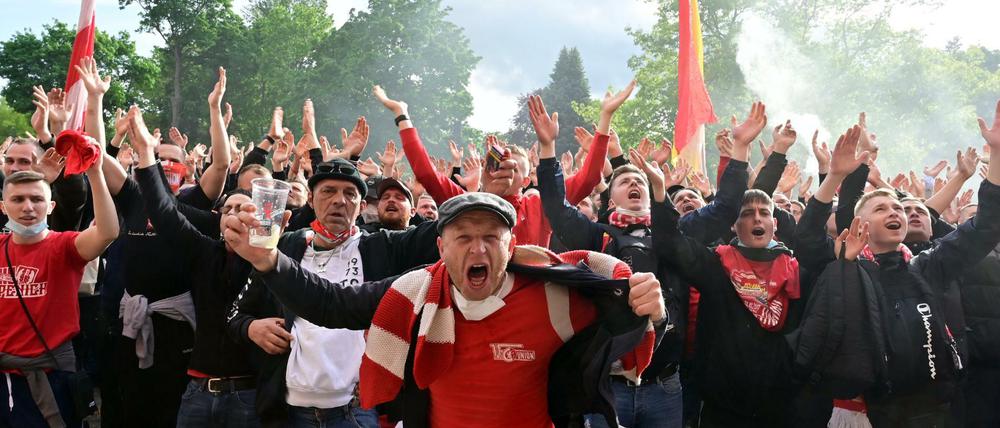 Fans von Union feiern vor dem Balkon, auf dem die Mannschaft steht, den Sieg. Der Hauptstadt-Club gewann 2:1 (0:0) gegen RB Leipzig und sicherte sich mit dem siebten Platz in der Fußball-Bundesliga die Teilnahme an der neuen Conference League.