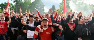 Fans von Union feiern vor dem Balkon, auf dem die Mannschaft steht, den Sieg. Der Hauptstadt-Club gewann 2:1 (0:0) gegen RB Leipzig und sicherte sich mit dem siebten Platz in der Fußball-Bundesliga die Teilnahme an der neuen Conference League.