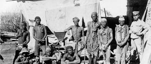 In Ketten gelegt oder in die Wüste geschickt: Ein deutscher Soldat in Südwest-Afrika (Namibia) mit Gefangenen der Herero und Nama.