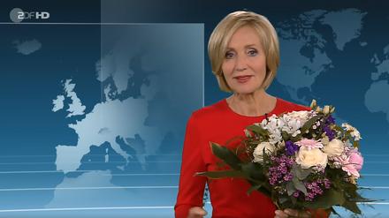 Petra Gerster bei ihrer letzten Sendung mit einem Blumenstrauß in der Hand.