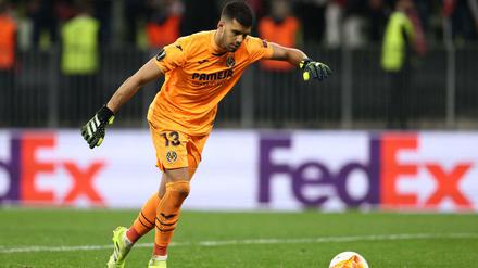 Torwart Geronimo Rulli verwandelt seinen Strafstoß. 