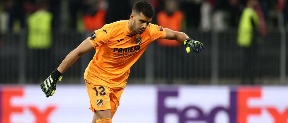 Torwart Geronimo Rulli verwandelt seinen Strafstoß.