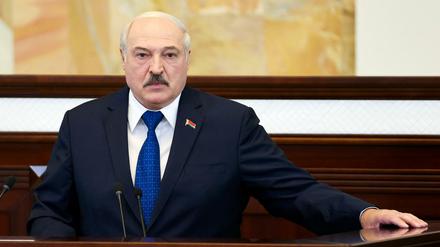 Alexander Lukaschenko, Präsident von Belarus, spricht vor dem Parlament in Minsk. 