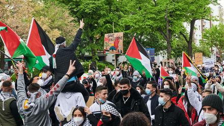 Demonstranten in Berlin halten palästinensische Fahnen hoch, während sie "Free Free Palestine" rufen.