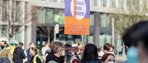 Auftaktdemonstration der Kampagne "Schule muss anders" vor der Bildungsverwaltung im April.