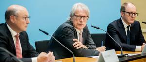 Rolf Buch (l-r), Vorstandsvorsitzender der Vonovia SE, Matthias Kollatz (SPD), Finanzsenator von Berlin, und Michael Zahn, Vorstandsvorsitzender der Deutsche Wohnen SE, nehmen am 25. Mai an einer Pressekonferenz im Roten Rathaus zum geplanten Zusammenschluss von Vonovia und Deutsche Wohnen teil. 
