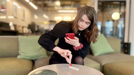 Freetogo Mitgründerin Pia Junghans (18) demonstriert, wie man den Selbsttest mit dem Handy dokumentiert.