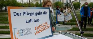 Mitte Mai, am Tag der Pflege, demonstrierten Pflegende vor dem Kanzleramt für bessere Arbeitsbedingungen.