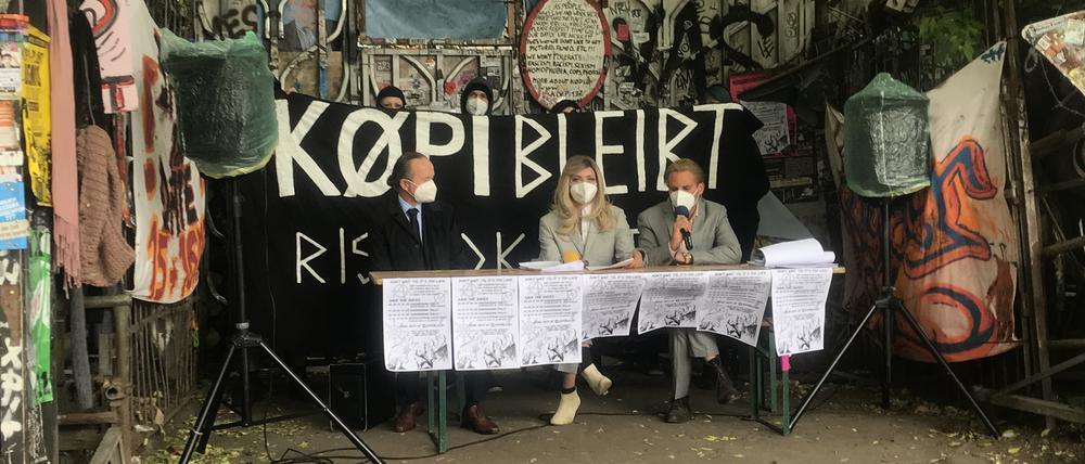 Bewohner:innen der Köpi-Wagenburg und der Anwalt Moritz Heusinger (1.v.l.) bei einer Pressekonferenz vor dem Gelände in Mitte.