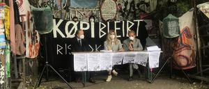Bewohner:innen der Köpi-Wagenburg und der Anwalt Moritz Heusinger (1.v.l.) bei einer Pressekonferenz vor dem Gelände in Mitte.