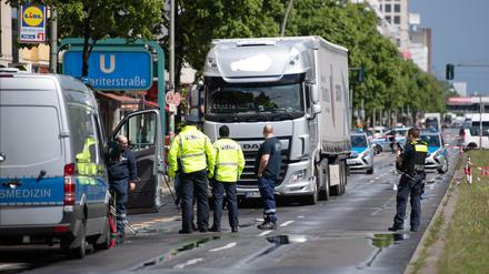 Eine Radfahrerin ist bei dem Unfall auf der Frankfurter Allee in Berlin-Friedrichshain tödlich verletzt worden.