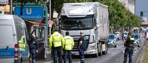 Eine Radfahrerin ist bei dem Unfall auf der Frankfurter Allee in Berlin-Friedrichshain tödlich verletzt worden.