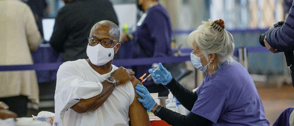 Ein Mann wird in San Diego geimpft.