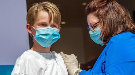 Ein Schüler in den USA bekommt eine Coronaimpfung.