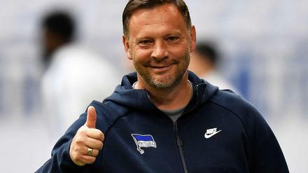 Daumen hoch. Pal Dardai bleibt auch für die kommende Saison Hertha-Cheftrainer.